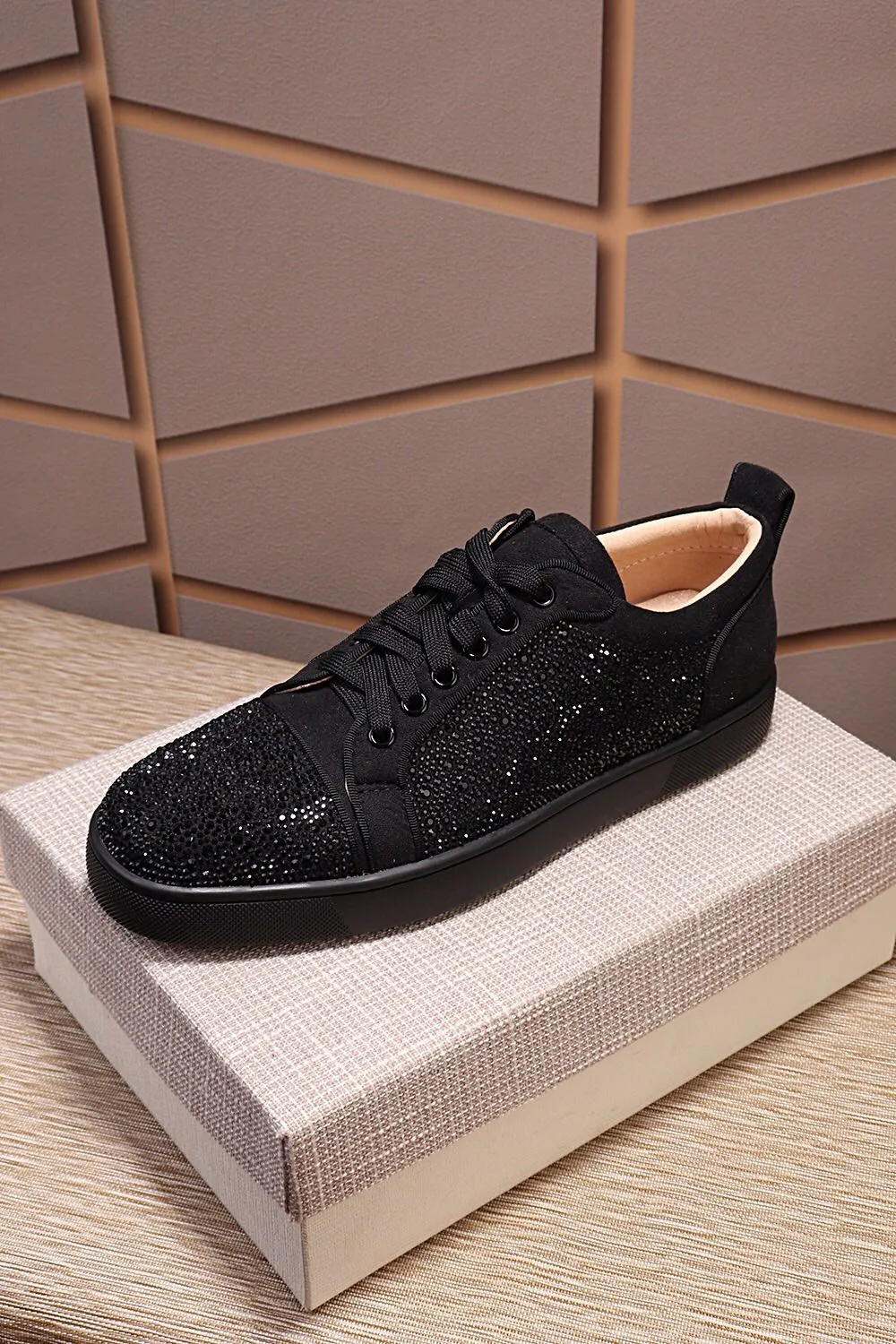 Men's shoes 💰: 460💰christian louboutin (CL red sole shoes) counter hot diamond series, casual sneakers for couples 📢 📢 📢 Exclusive hot style release🎈🎈💪Movable latex feet👻Finished outsole line [Proud]😝Female 35-40# Male 38#-46, global supply😝 [Top version]: Original imported cowhide frosted upper, top original leather lining, original molded TPU outsole, original 1:1 detail processing, original shoe last.